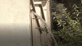 Boşa akan suyu belediye seyredince halk değerlendirdi