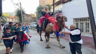 Böyle düğün görülmedi, anne deveye sünnet çocuğu Midilliye bindi