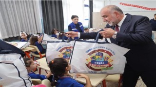 Bu ilçede öğrencilerin çanta ve kırtasiye setinin hepsi belediyeden