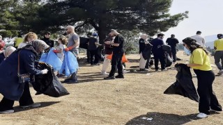 Bu kez yürüyüş değil, temizlik için bir araya geldiler