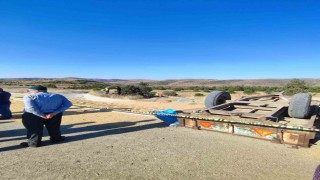 Buğday yüklü traktör devrildi, 2 kişi öldü