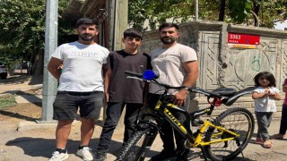 Bulduğu altınları sahibine teslim etmişti, söz verilen bisikletine kavuştu