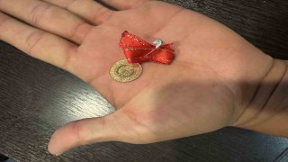 Bulduğu çeyrek altını polise teslim etti