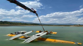 Burdurda kırıma uğrayan eğitim uçağı vinç yardımıyla çıkarıldı