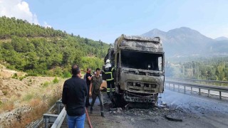 Burdurda seyir halindeyken alev alan tır küle döndü