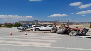 Burdurda traktör ile otomobil çarpıştı: 1i ağır 6 yaralı