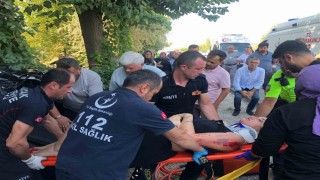 Burdurda traktör otomobille çarpıştı: 4 yaralı