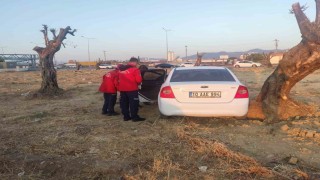 Burhaniyede kazada araçta sıkışan vatandaşı itfaiye kurtardı