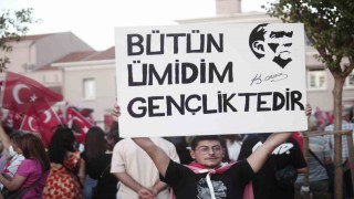 Bursada 30 Ağustos Zafer Bayramı coşkusu fener alayı ve Göksel konseriyle taçlandı