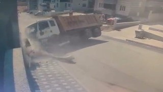 Bursada freni patlayan kamyon site duvarına çarptı