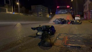 Bursada motosiklet işletme girişine çarptı: 2 ağır yaralı