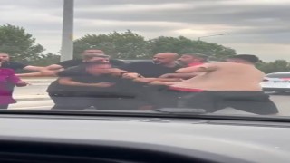 Bursada yol verme kavgası kamerada: Vatandaşlar zor ayırdı