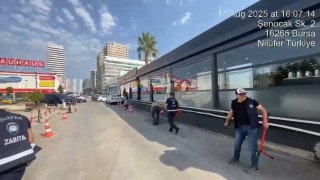 Bursada zabıta dakikalar içinde kaldırım ve sokakları böyle temizledi