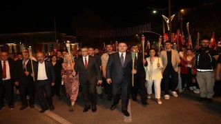 Büyük Zaferin 103. yılı bayrak yürüyüşü ve fener alayı ile taçlandı