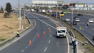 Büyükçekmecede şiddetli rüzgardan aydınlatma direği yan yattı, E-5 trafiğe kapatıldı
