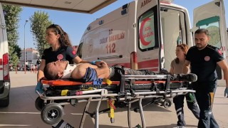 Cam fabrikasında işçi makineye sıkıştı