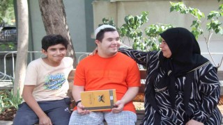 Cami aşığı down sendromlu genç çevresine neşe saçıyor