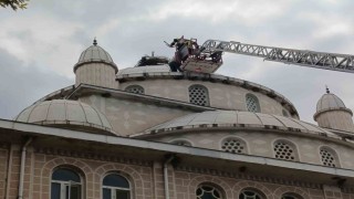 Cami kubbesinde mahsur kalan leyleği itfaiye kurtardı