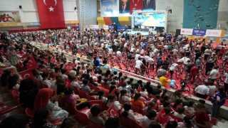 Camiye giden 4 bin çocuk ve genç hediyelerine kavuştu