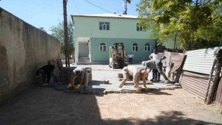 Çamurlu yol sorunu kilitli parke taşıyla çözüme kavuşuyor