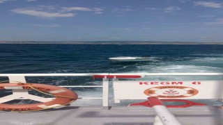 Çanakkale Boğazında başıbos sürüklenen tekne yedeklenerek Lapseki Balıkçı Barınağına yanaştırıldı