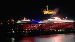 Çanakkale Boğazından geçen kruvaziyer, gövdesine Türk bayrağını yansıttı