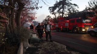 Çanakkale Valisi Toraman devam eden söndürme çalışmalarını yerinde inceledi