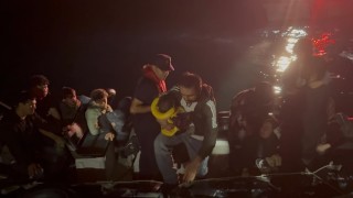 Çanakkalede 25 kaçak göçmen ile 1 göçmen kaçakçısı yakalandı