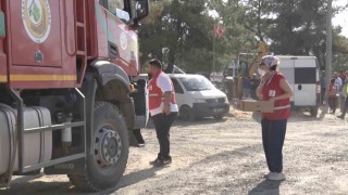 Çanakkalede alevlerle mücadele eden ekip ve vatandaşlara Kızılaydan yardım