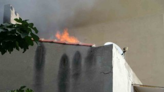 Çanakkalede çatı katında çıkan yangın korkuttu