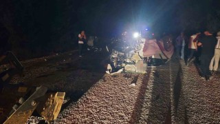 Çanakkalede iki araç kafa kafaya çarpıştı: 6 ölü