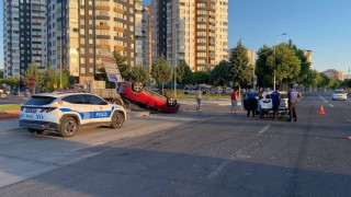 Çarpışan otomobillerden biri takla attı: 2 yaralı