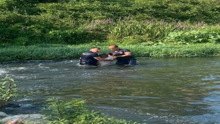 Çaya atlayan şahsı ekipler son anda kurtardı