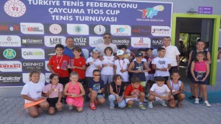 Çaycumada minik tenisçiler kupa için yarıştı