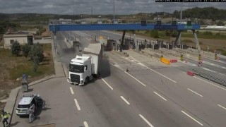 Çekmeköydeki tır kazası güvenlik kamerasına yansıdı