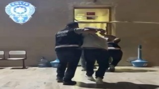 Çeşmede eğlence mekanındaki silahlı kavgayla ilgili 2 kişi tutuklandı