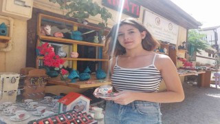 Çini atölyesinde sanatla şekillenen ürünler