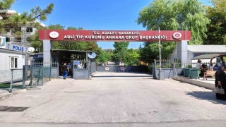 Cinnet getiren koca boşanma aşamasındaki eşini bıçaklayarak öldürdükten sonra intihar etti