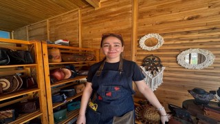 Çırak olarak başladığı deri yolculuğunda ustalığa ulaşan kadın, el sanatlarında ilham kaynağı oluyor