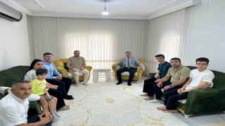 Cizre Kaymakamı Baycar, YKSde il birincisi olan öğrencileri evlerinde ziyaret etti