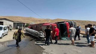 Cizrede itfaiye aracının devrilip sürüklendiği kaza güvenlik kamerasına yansıdı