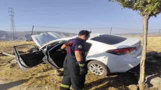 Cizrede otomobil yol kenarına savruldu: 3 yaralı