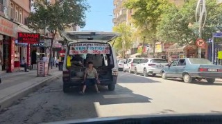 Çocuğun araç arkasındaki tehlikeli yolculuğu kamerada