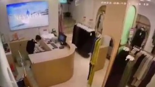 Çocuğun cep telefonu hırsızlığı kamerada