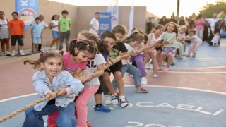 Çocuk şenlikleri ile miniklerin yüzü gülüyor