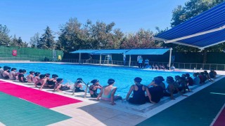 Çocuklara yüzme eğitimi verildi