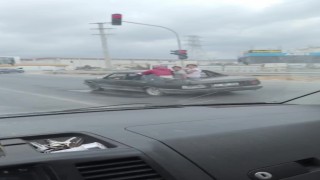 Çocukların, arka camı olmayan TOFAŞtan dışarı çıkarak yaptıkları ölümüne yolculuk kamerada