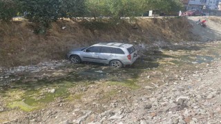 Çocukların el frenini indirdiği otomobil dereye uçtu