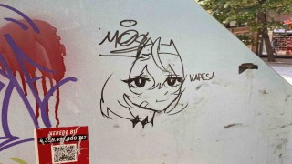 Çöp kutusunun üzerine çizilen anime kızı dikkat çekti