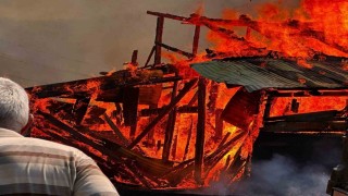 Çöplükte çıkan yangın 5 samanlığı küle çevirdi